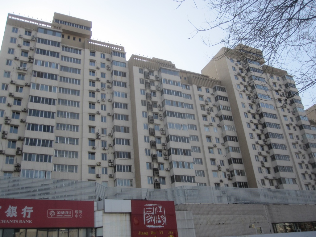 A large cream coloured appartment block in 